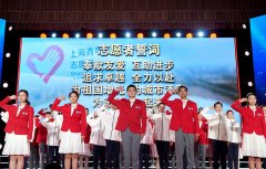 来自卑学李润凤同中外青年一路登上舞台